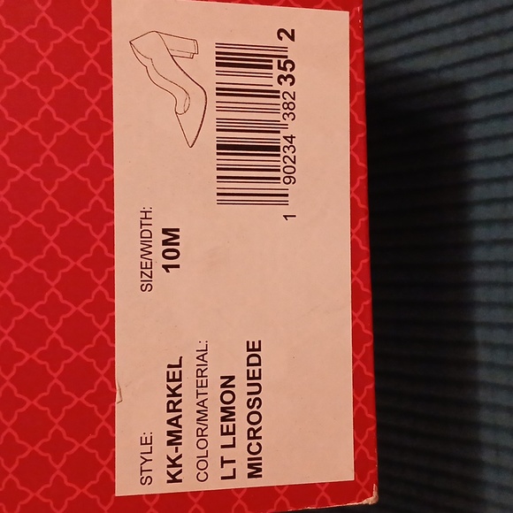 Lemon colored micro suede Kelly &Katie high heels - Picture 4 of 4